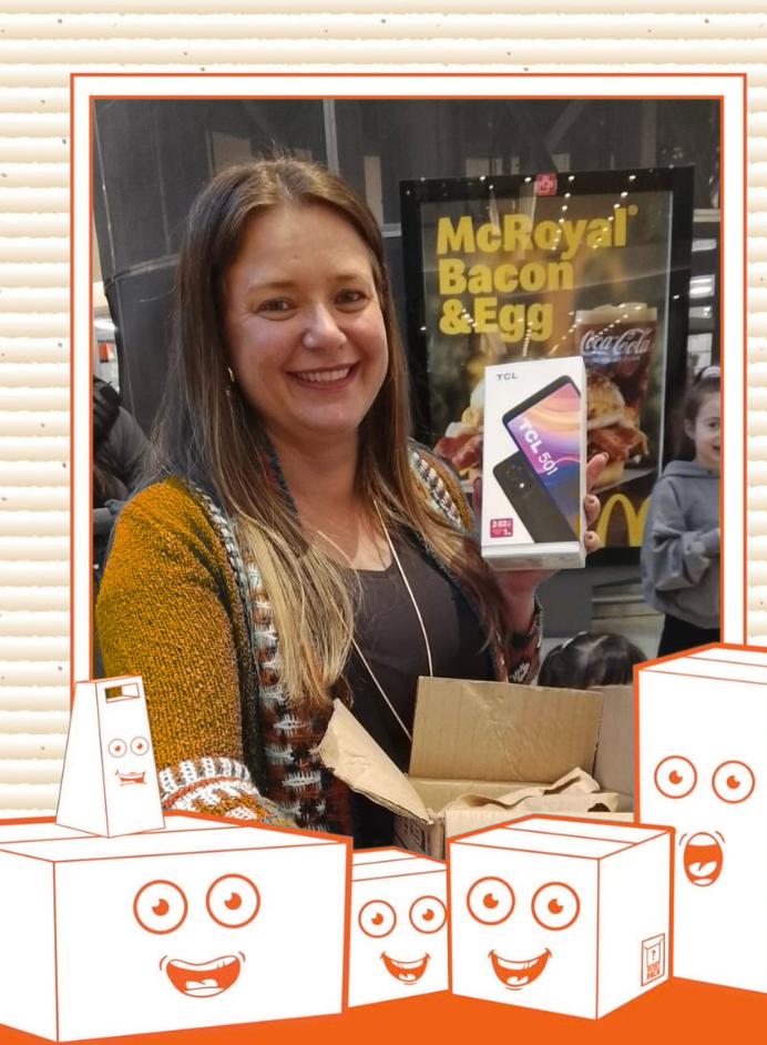 Cliente premiada com celular TCL